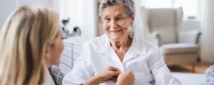 Pflegerin mit älterer Frau