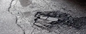 Schlagloch auf einer Straße