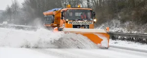 Schneepflug beim Schneeräumen
