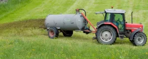 Traktor beim Güllen