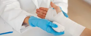 Ärztin verbindet Hand