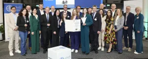 Die Gewinnerinnen des „Phönix“ 2026 (Mitte, v.r.n.l. Julia Kiraly, Franziska Halbwidl, Lisa Hochstöger, Conny Lachmann, Laura Puralka (abwesend)) mit ÖWAV Präsident Martin Niederhuber (vierter v.l.) und SC Christian Holzer (sechster v.r.)