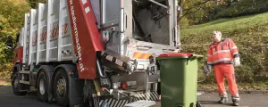 Ein im Müllfahrzeug eingebauter Scanner analysiert die materielle Zusammensetzung der Oberfläche des Abfalls, d. h. Sensoren und Multispektralkameras prüfen diese und generieren Daten. 