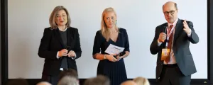 NEOS-Kommunalsprecherin Gertraud Auinger-Oberzaucher, Moderatorin Sabine Kronberger und Gemeindebund-Präsident Johannes Pressl.