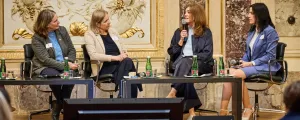 Im Gespräch bei der Bürgermeisterinnen-Konferenz: (v.l.n.r.  Vizebürgermeisterin Judith Schwentner und Bürgermeisterin Elke Kahr aus Graz, Bürgermeisterin Angela Baumgartner und Amtsleiterin Melinda Oesterreicher aus Sulz im Weinviertel.