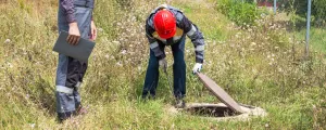 2 Männer begutachten ein Grundwasserreservoir