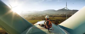Monteur auf einem Windrad