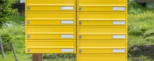 Briefkasten aus Blech ohne Namen in einem ländlichen Gebiet