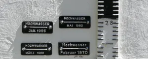 Hochwassermarken an Hauswand