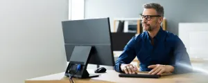 Mann am Computer