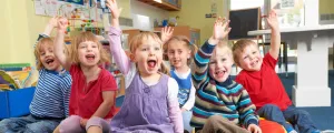 Kindergartenkinder zeigen auf