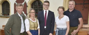 Franz Lanschützer (Geschäftsführer des Salzburger Güterwegerhaltungsverbandes), Referatsleiterin Reija Falkensteiner, Landesrat Maximilian Aigner, Isabella Leitner und Karl Leitner (Obmann der Agrargemeinschaft Znotter-Ochsenalm)