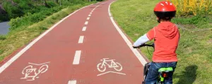 Kind auf einem Radweg