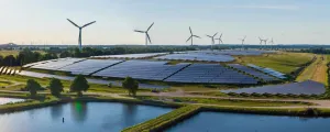 große PV-Anlage und Windräder im Hintergrund