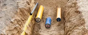 Gasrohre und Wasserrohre werden verlegt