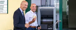 OeNB-Gouverneur Martin Kocher und Bürgermeister Leo Radakovits beim neuen Bankomaten in Güttenbach.