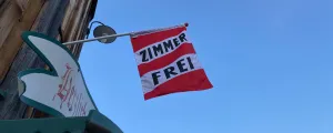 Symbolfoto Zimmer frei, Fahne