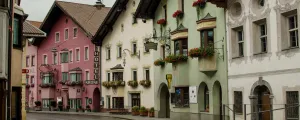 Straße in einem Ort in Tirol