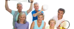 ältere Menschen mit diversen Sportgeräten