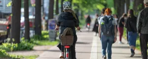 Radfahrerin und Fußgänger