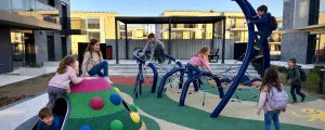 Spielplatz mit Kindern