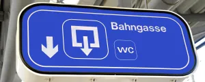Wegweiser zu Bahnhoftoilette