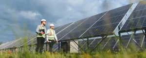 Techniker bei einer großen PV-Anlage