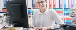 junge Angestellte vor einem Computer
