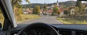 Auto fährt in ein Dorf
