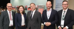 Gemeindebundpräsident Johannes Pressl, Ministerin Claudia Bauer, Vizekanzler Andreas Babler und die Kommunalverlag-Geschäftsführer Michael und Stefan Zimper.