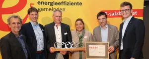 Fünf „e“ für Weißbach bei Lofer. Landesrat Maximilian Aigner und Helmut Strasser (SIR) bei der Überreichung an Bürgermeister Josef Michael Hohenwarter und VertreterInnen der Gemeinde. 