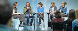 Projekte und Einblicke wurden in der Podiumsdiskussion vorgestellt mit (v. l.): Moderatorin Anna Krepper, Roland Noichl (Land Tirol), Eva Klug (Repair Café), Marina Hausberger (Naturpark Karwendel) und Elisabeth Steinlechner („Unser Strom“, Energiegemeinschaft Landeck).