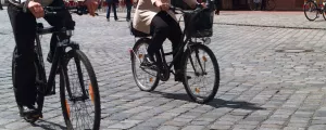 Zwei Fahrräder auf gepflasterten Steinen