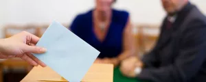 Kuvert mit Wahlstimme wird eingeworfen