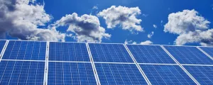 Photovoltaikanlage in Niederösterreich bei wolkigem Himmel