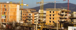 Rohbau eines Wohnhauses von der Außenansicht