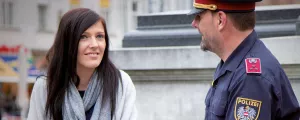 Polizist spricht mit Frau