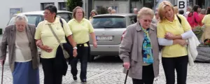 Ältere Menschen werden begleitet