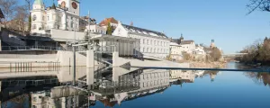 Gebäudefront neben Fluss in Ybbs
