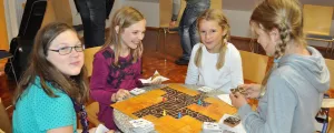Kinder rund um einen Spieltisch