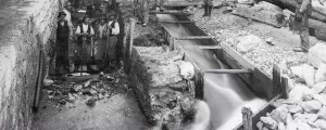 Altes Foto von Bachverbauung