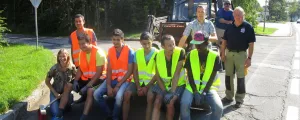 Integrierte Bauarbeiter sitzen vor Nutzfahrzeug