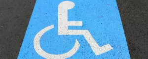 Parkplatz für eine behinderte Person