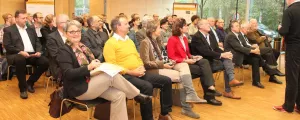 Senioren in einem Gemeindesaal