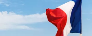 Französische Flagge vor blauem Himmel
