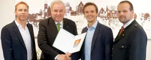 Bürgermeister und Vizebürgermeister mit Urkunde