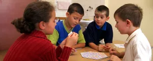 Junge Schüler sitzen zusammen