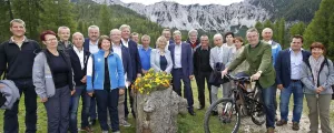 Kaiser stellt mit Gruppe Menschen den Geopark Karawanken vor