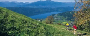 Blick von Berg auf Fluss und Natur