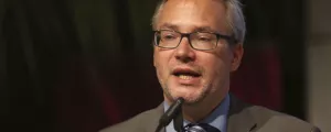 Speer spricht in Mikrofon